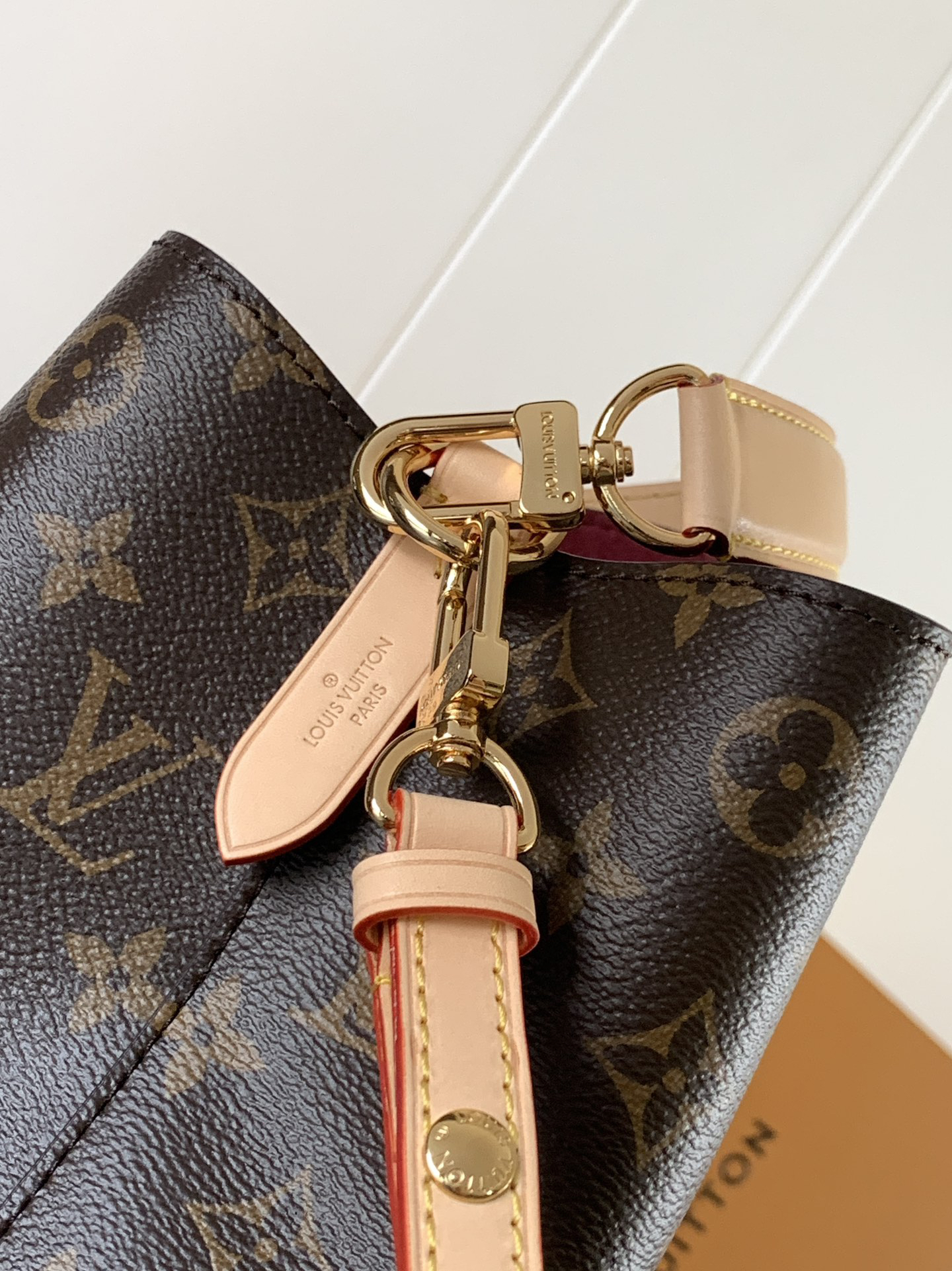 6 Louis Vuitton M46581 Monogram Canvas Mini Bucket Bag Series NÉONOÉ BB Handbag, featuring a Monogram canvas BB adorned with natural leather.