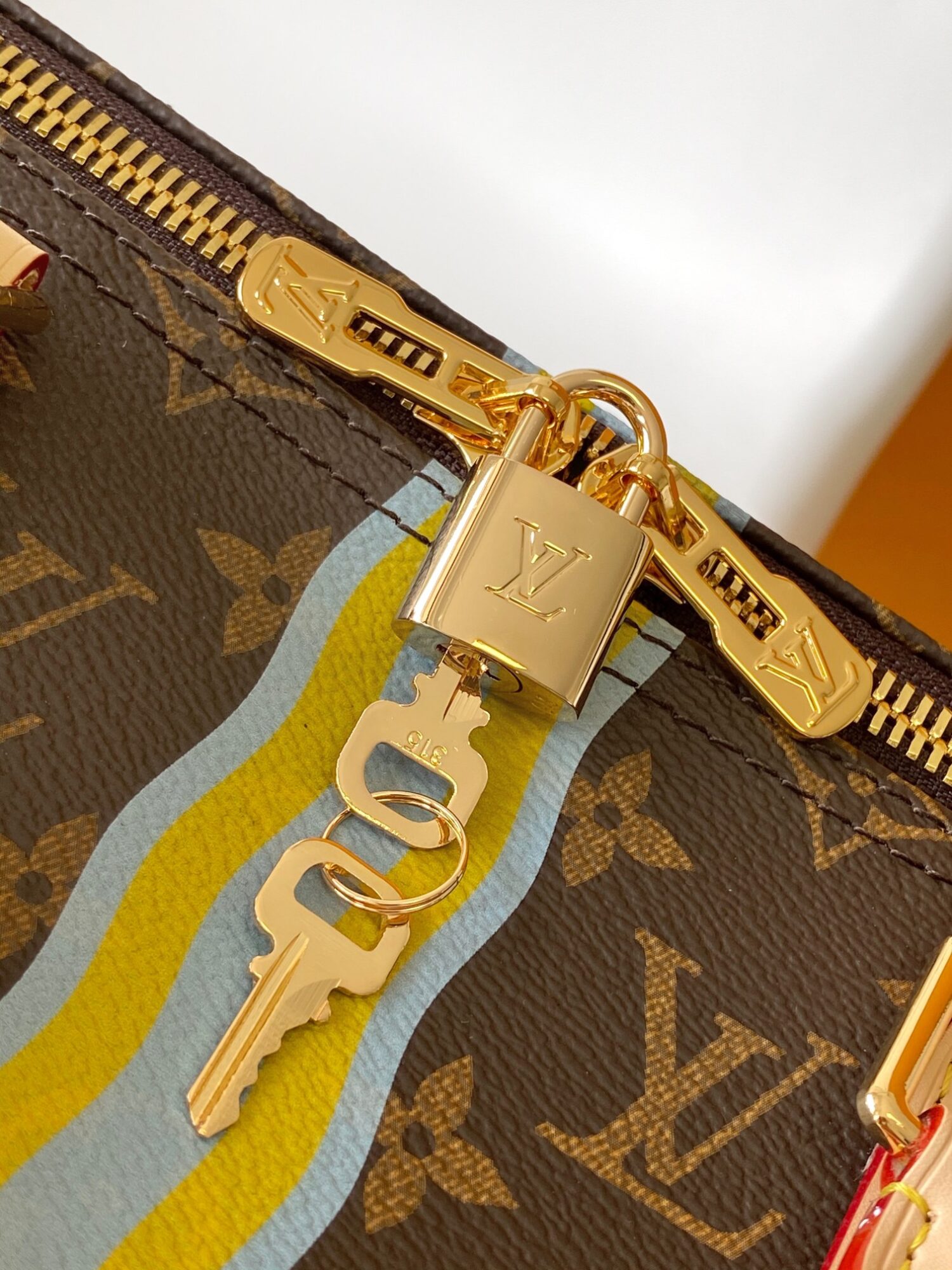 6 Louis Vuitton 2295 Monogram 50CM 163c01 Dynamic Chip This Keepall Bandoulière 50 travel bag features the Monogram design.