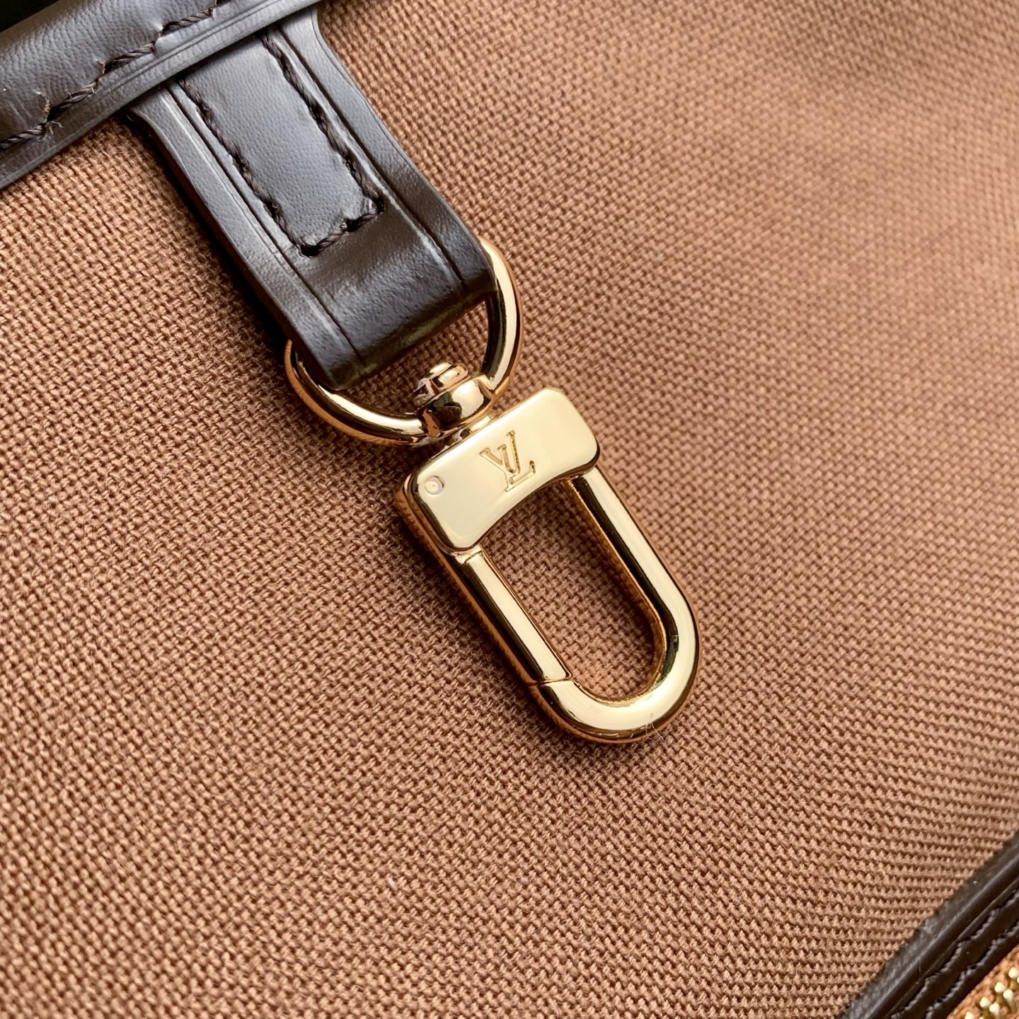 6 Louis Vuitton M28918 This Neverfull medium handbag is from the Monogram Eden collection.