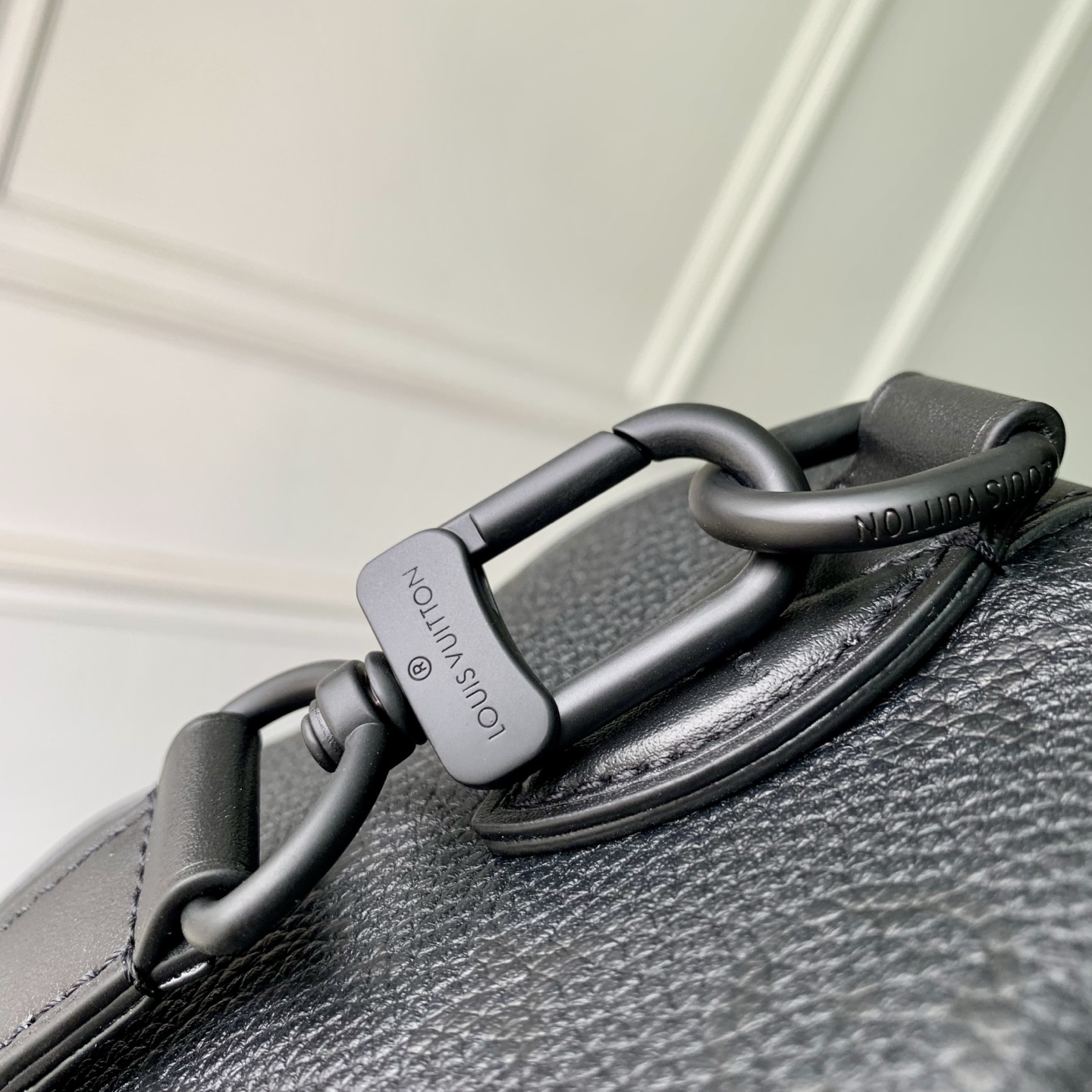 6 Louis Vuitton The M23807 black Speedy P9 Bandoulière 20 handbag is crafted from glossy calfskin leather.