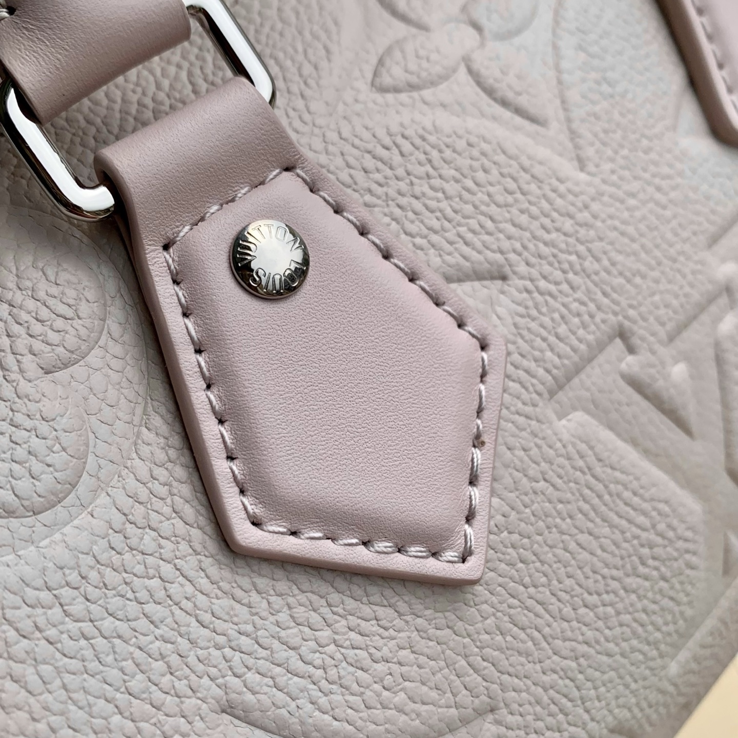 6 Louis Vuitton The M28343 Speedy 20 is reinterpreted this season, featuring a versatile and sophisticated Brume grey color.