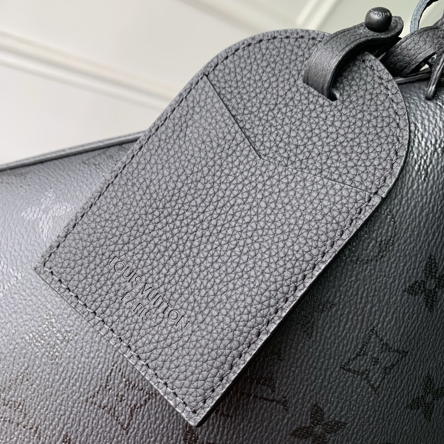 6 Louis Vuitton M27856 This Vagabond Hobo handbag is made of Monogram Midnight coated canvas with tonal calfskin leather trim.