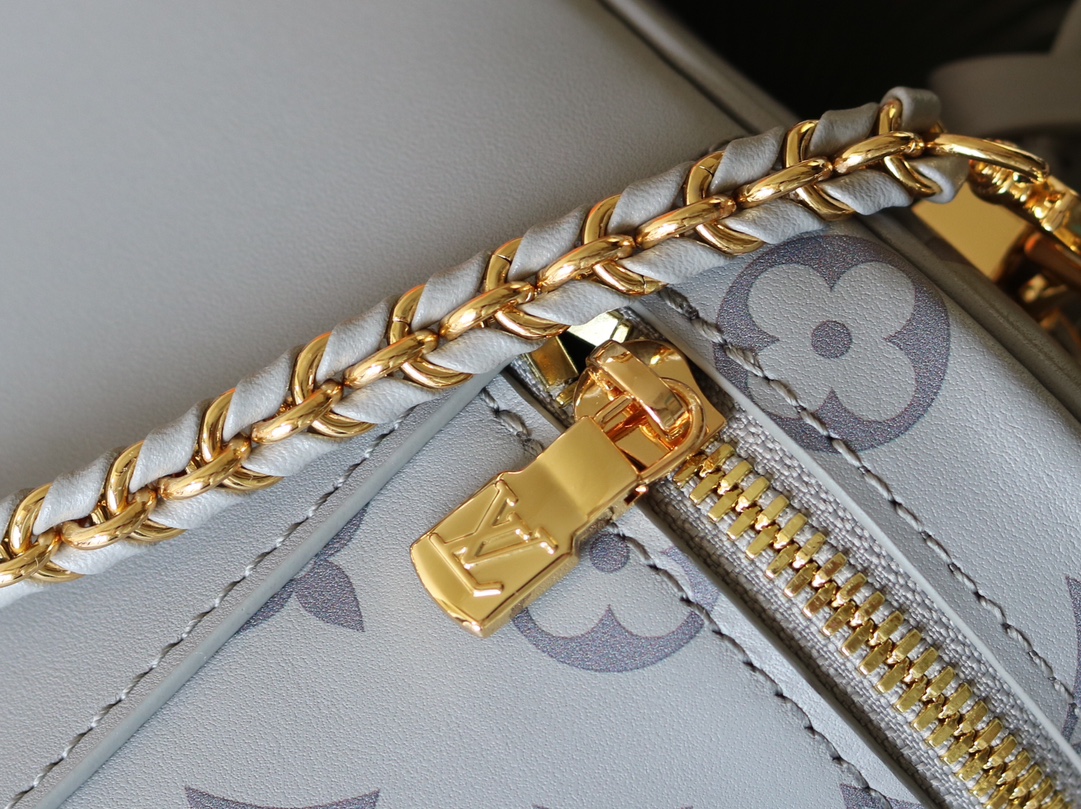 6 Louis Vuitton Exclusive Real Shot: The Vanity Chain Pouch Handbag with Variable Code Chip Version, m12427 Grey (Silkscreen Print) Inspired by the iconic Nice, the Vanity Chain Pouch captures the spirit of travel.