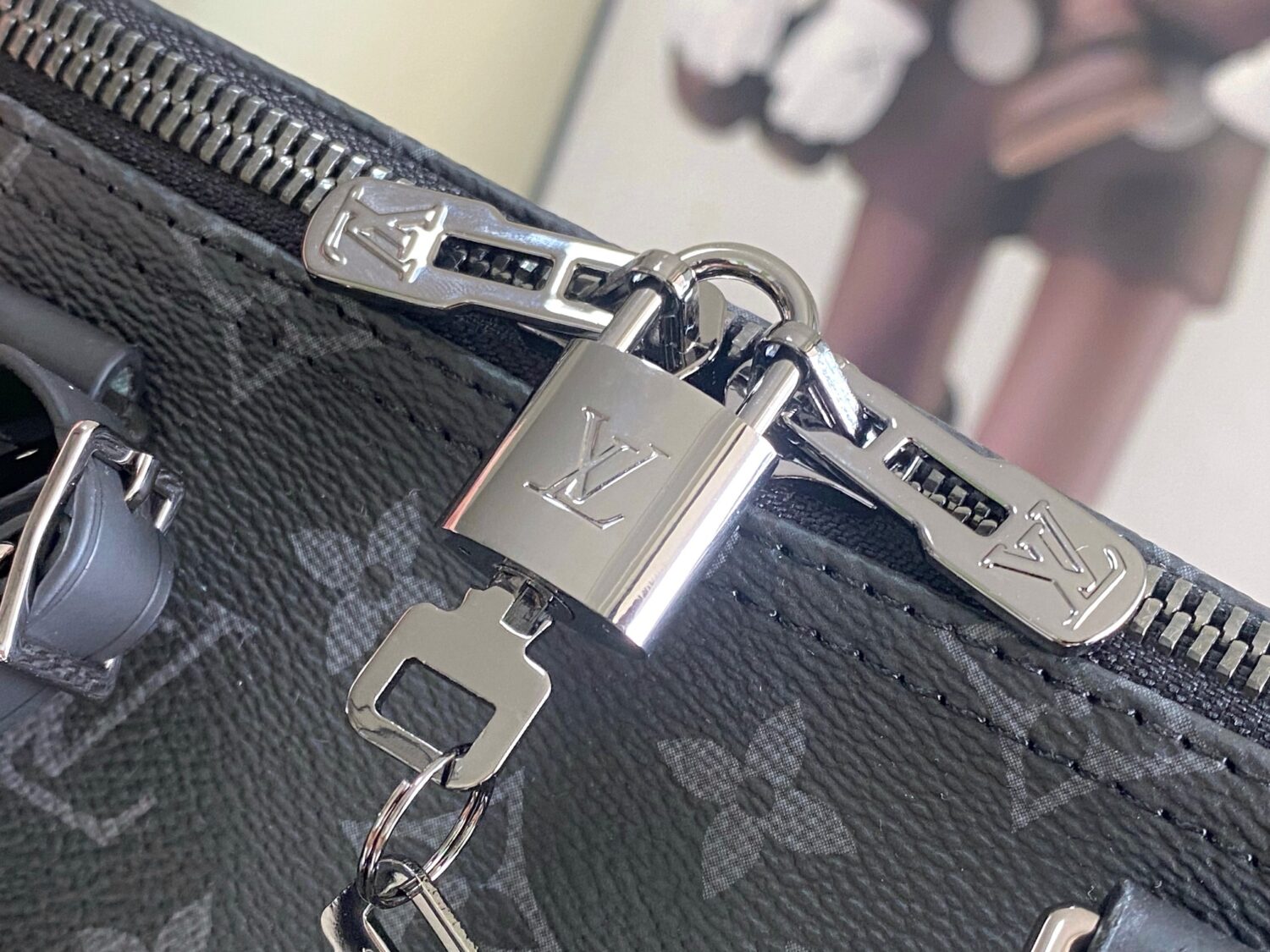 6 Louis Vuitton 01949 Rose Red. 13808 Red This Keepall Bandoulière 45 travel bag is