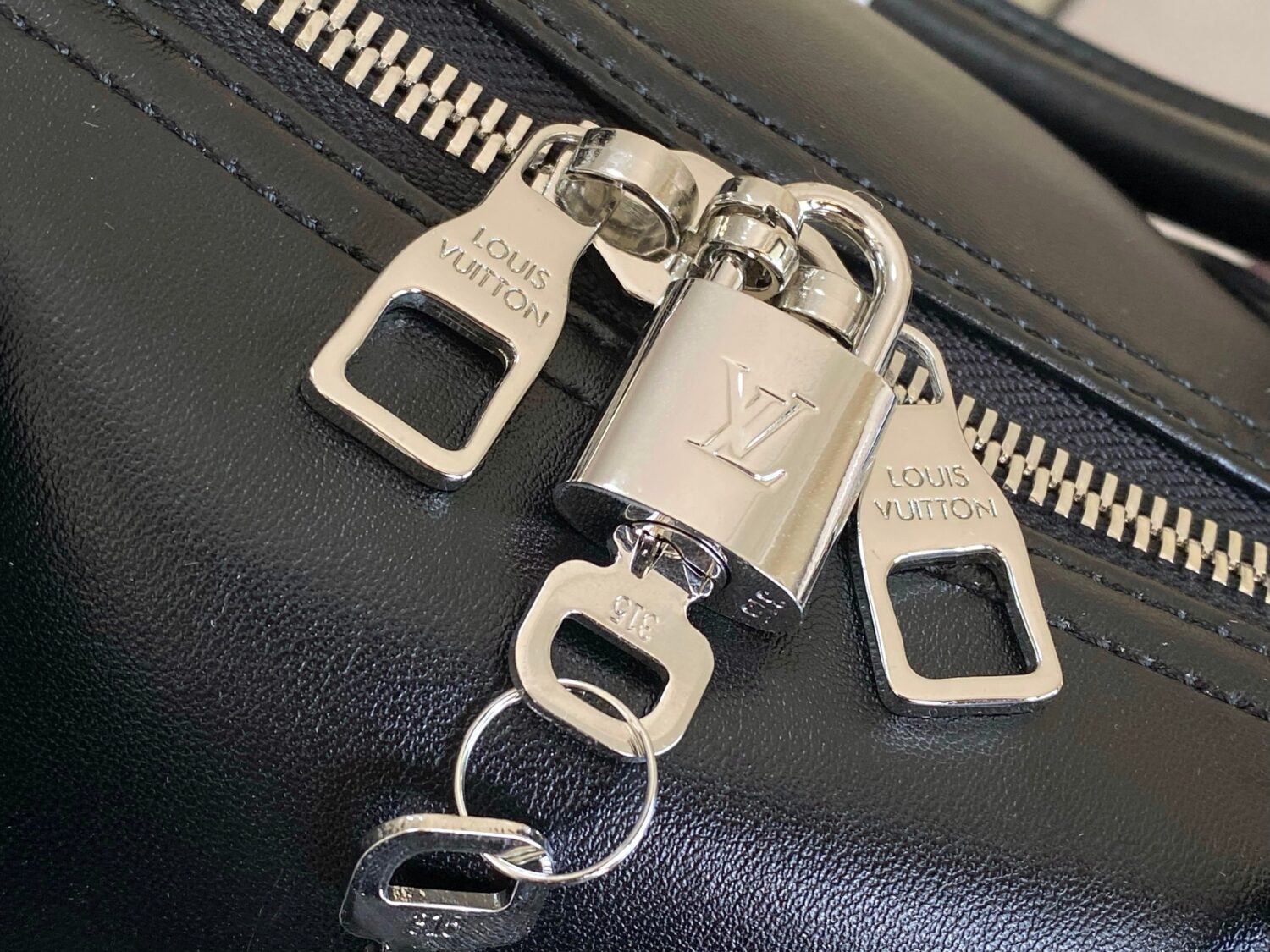 Louis Vuitton M13992 This Keepall Bandoulière 50 travel bag features a Monogram pattern on its canvas surface.