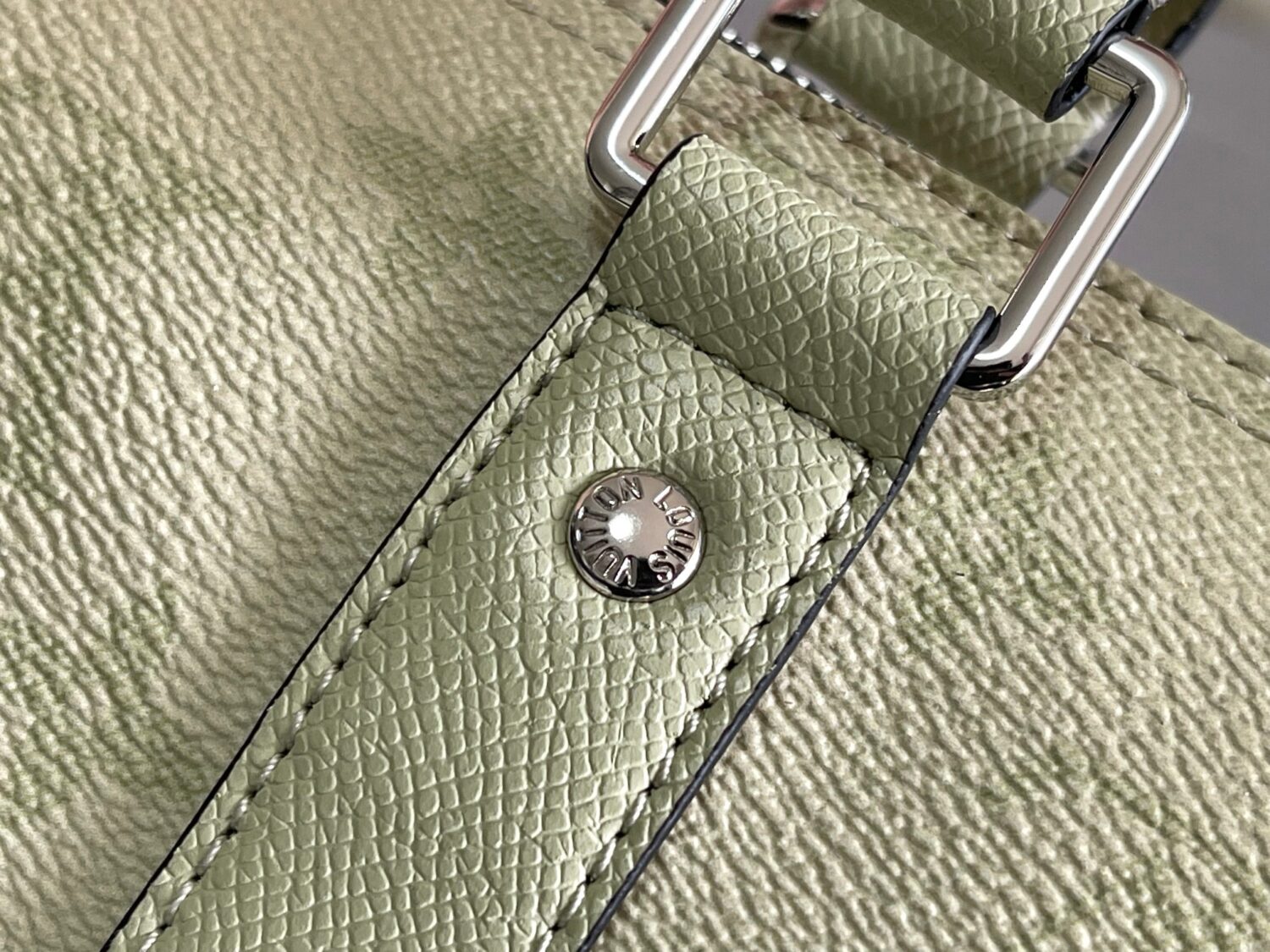 6 Louis Vuitton M14078 Light Khaki Green Pillow Bag. This Keepall 25 handbag is made of Monogram Eclipse Reverse canvas.