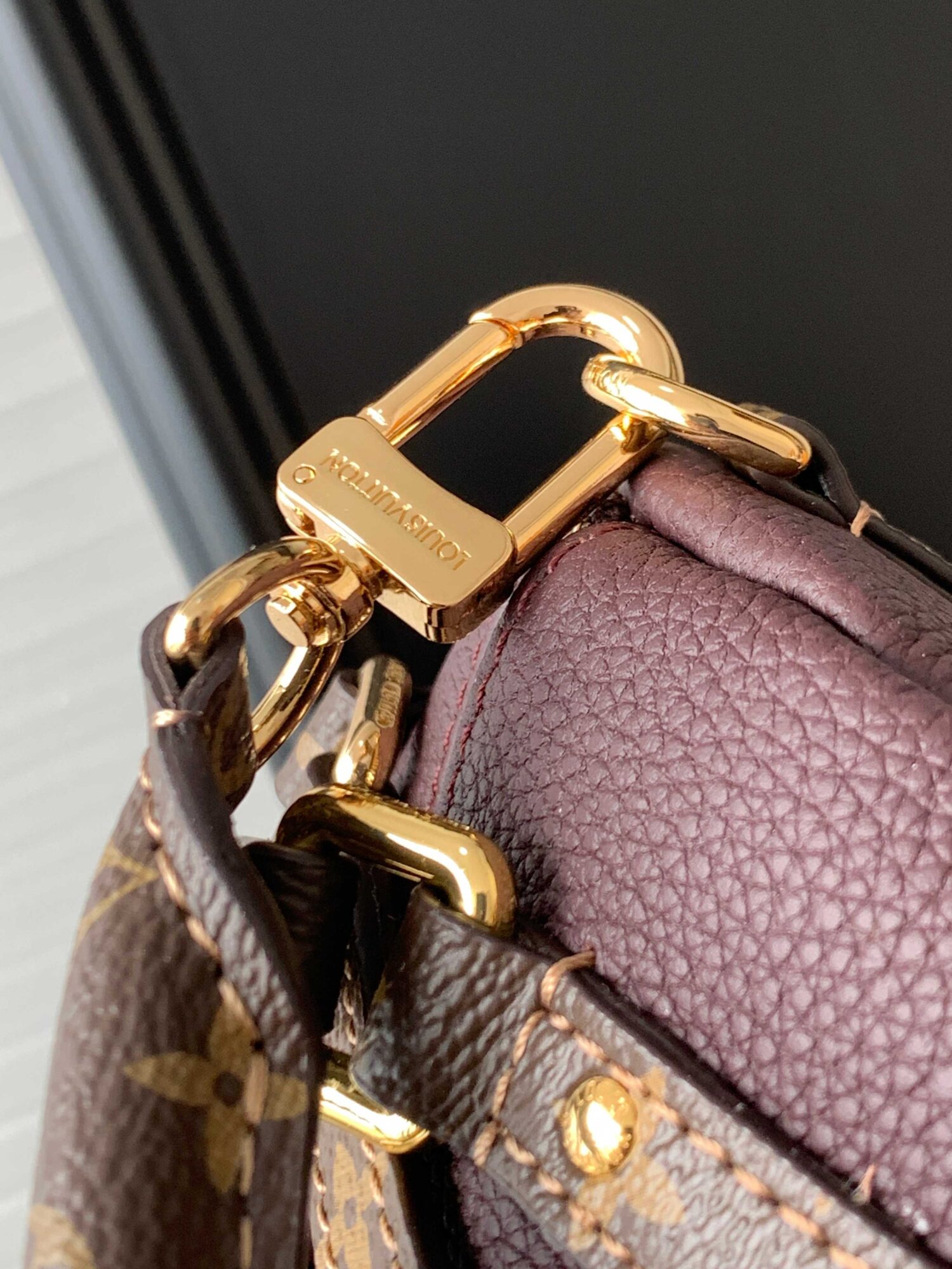 6 Louis Vuitton M26397 Ebony Color. This Express medium-sized handbag is crafted from supple cowhide leather and effortlessly complements various urban styles.