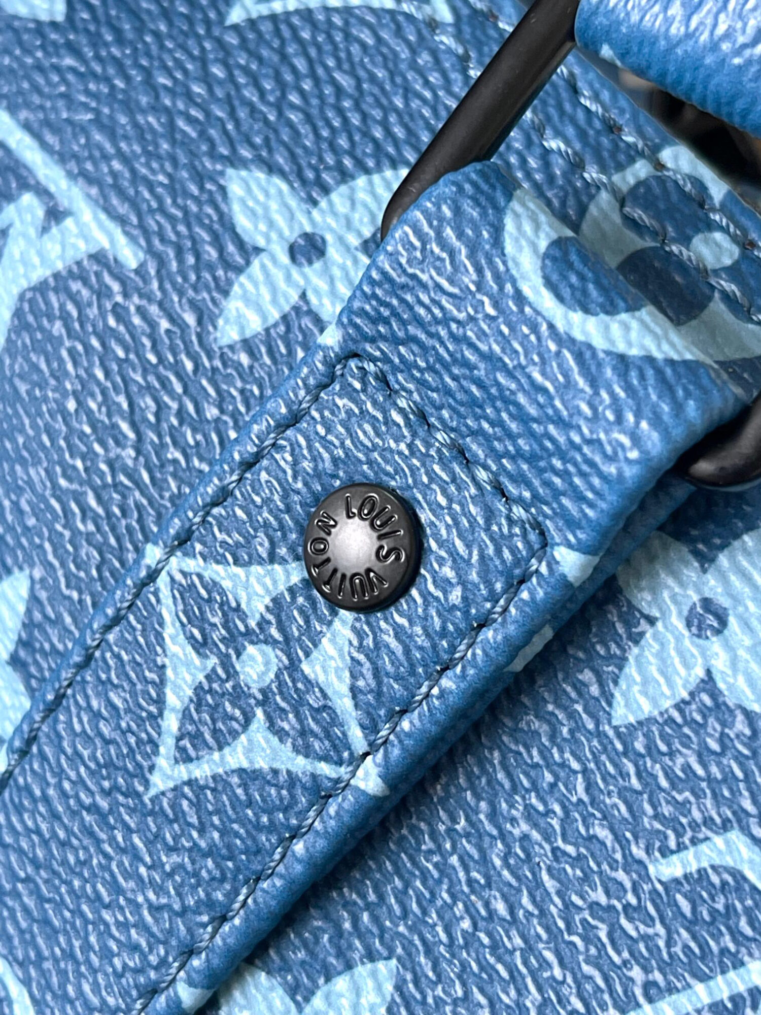 6 Louis Vuitton M46803 Blue Pillow Bag 🦍🦍 This Keepall Bandoulière 25 handbag is made of coated canvas.
