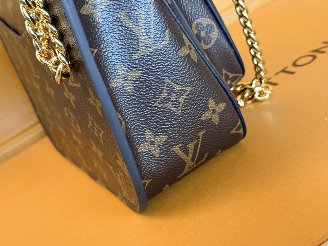 6 Louis Vuitton【NEW CHAIN BAG】Model: M45592 This chain bag features a delicate design crafted from Monogram canvas.
