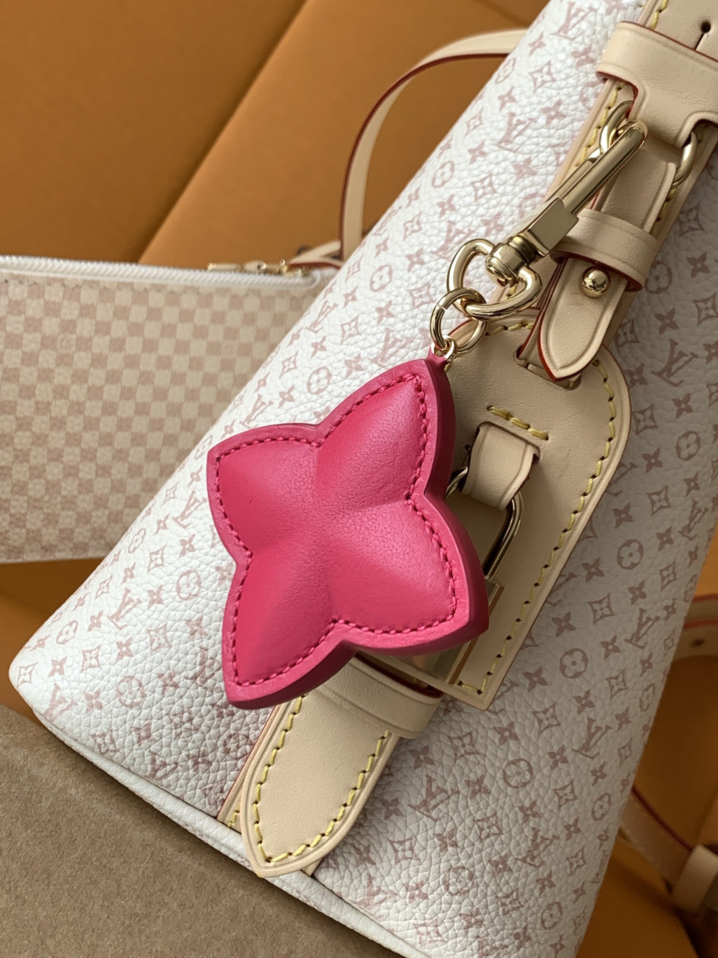 6 Louis Vuitton The M15130 uses Italian Grade A leather, highlighting its quality, hardware, fabric, craftsmanship, edge finishing, and Grade A production.