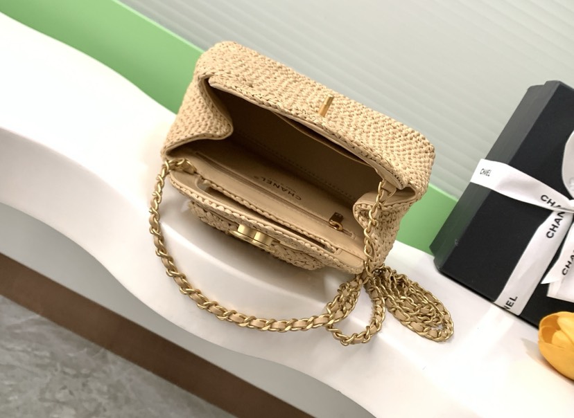 7 The popular vintage Kelly bag has been redesigned and revitalized by Chanel.