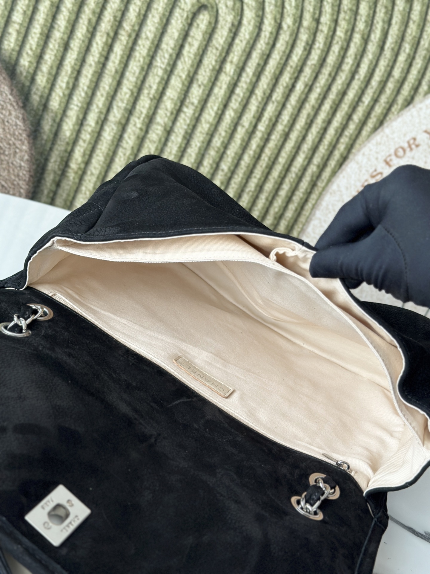 7 Extra-large logo suede double-pocket chain bag with 8 pockets – perfect for airport shopping!