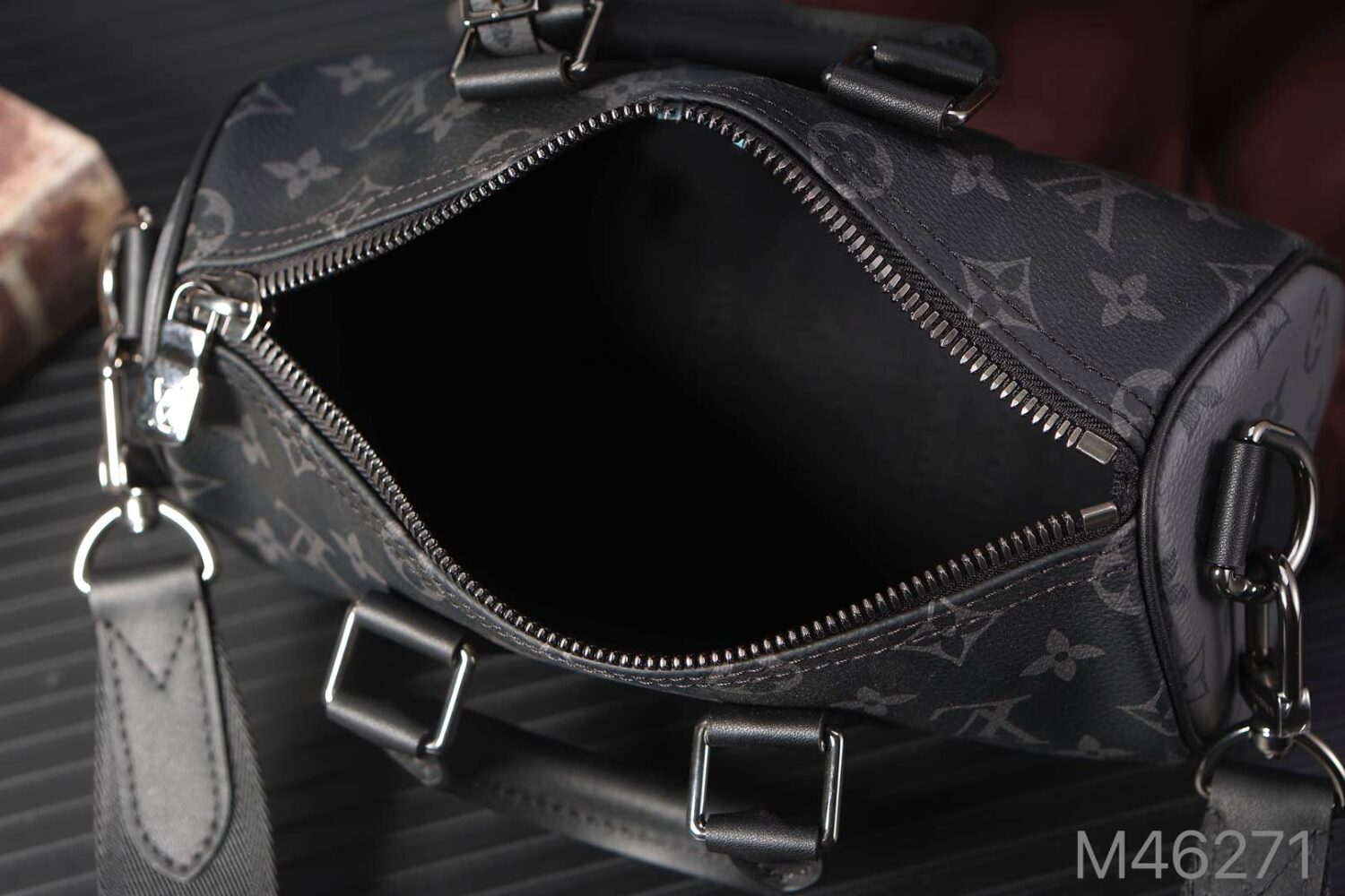 7 Louis Vuitton M46271 Black Floral Leather is made of Italian Grade A leather, which is of high quality.