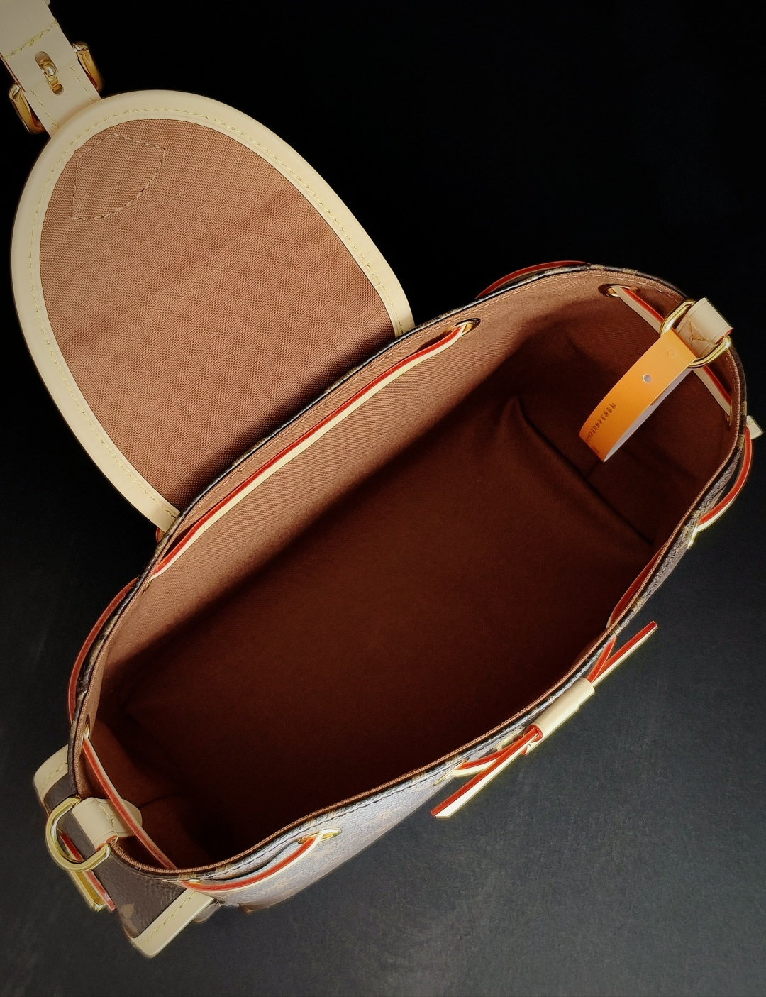 7 Louis Vuitton The M25085 uses Italian Grade A leather, which is a key factor in its quality.