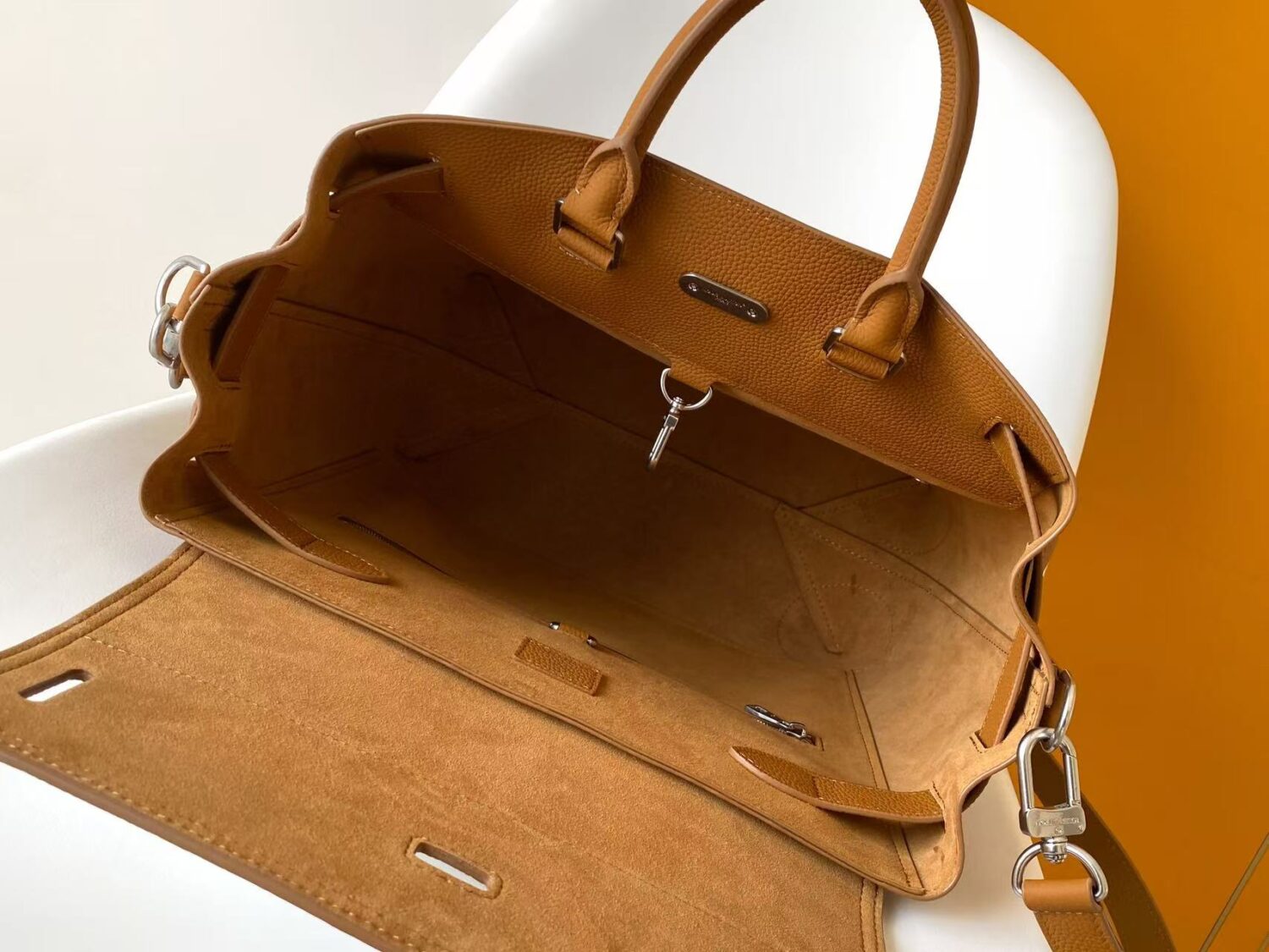 7 Louis Vuitton This Sapphire 30 handbag is a modern interpretation of the timeless Sapphire handbag, crafted from Brønsted cowhide leather.