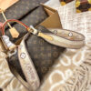 7 Louis Vuitton This monogrammed, single-shoulder/crossbody bag is so simple 😍 The more you look at it, the better it looks. The capacity is surprisingly generous.