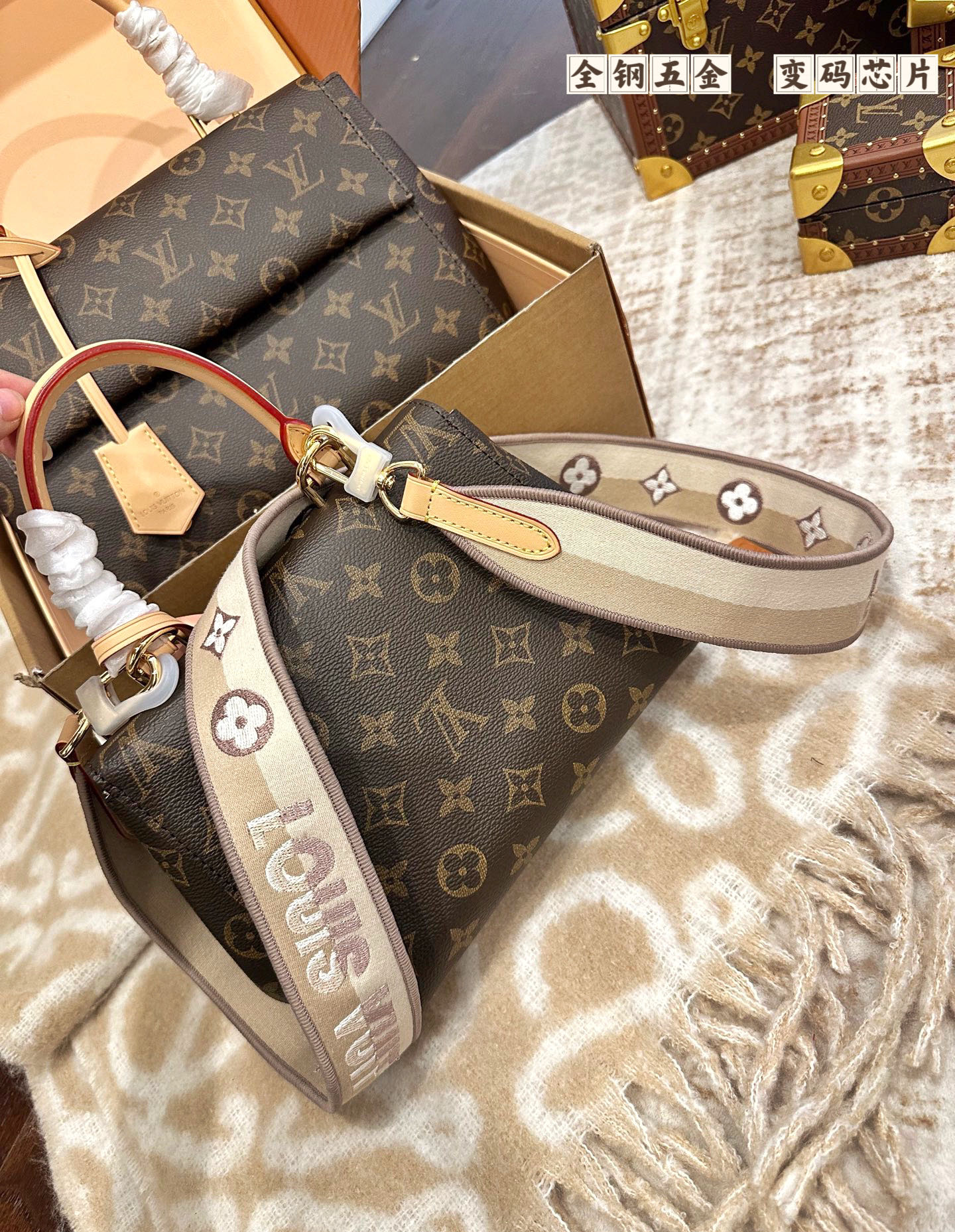 7 Louis Vuitton This monogrammed, single-shoulder/crossbody bag is so simple 😍 The more you look at it, the better it looks. The capacity is surprisingly generous.