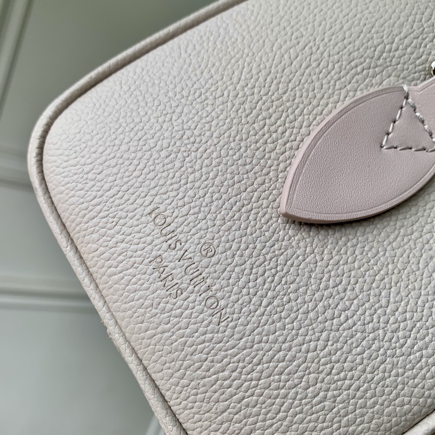 7 Louis Vuitton The M28343 Speedy 20 is reinterpreted this season, featuring a versatile and sophisticated Brume grey color.