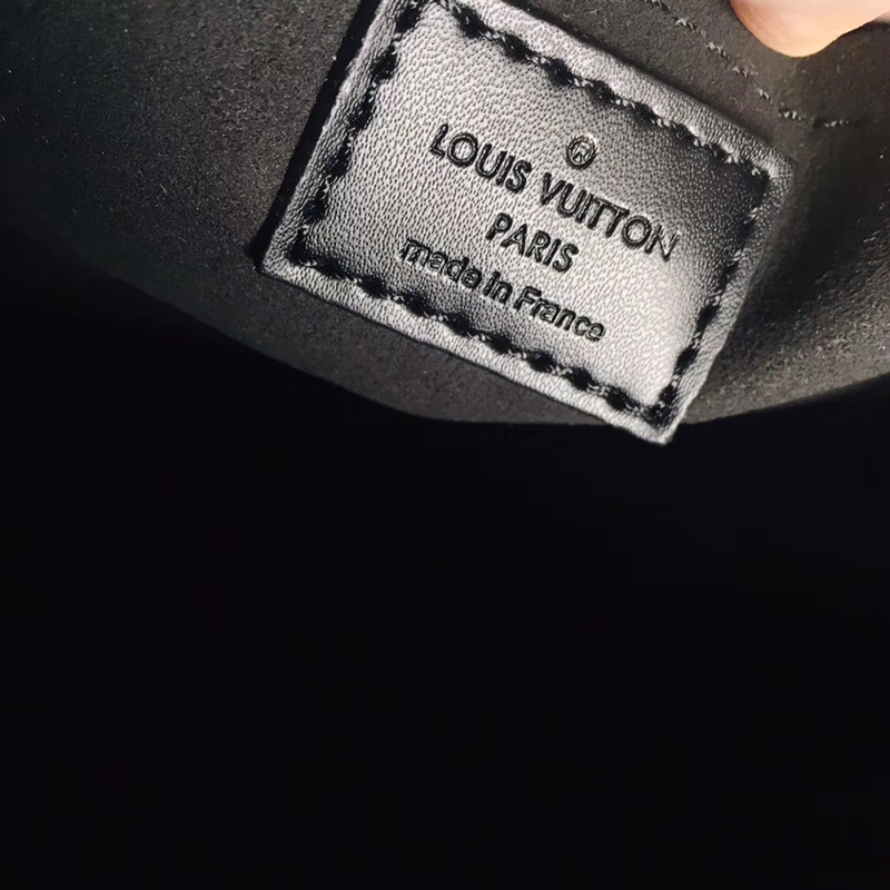 7 Louis Vuitton M44162 Women's Artistic Director Nicolas Ghesquière launches the Dauphine handbag