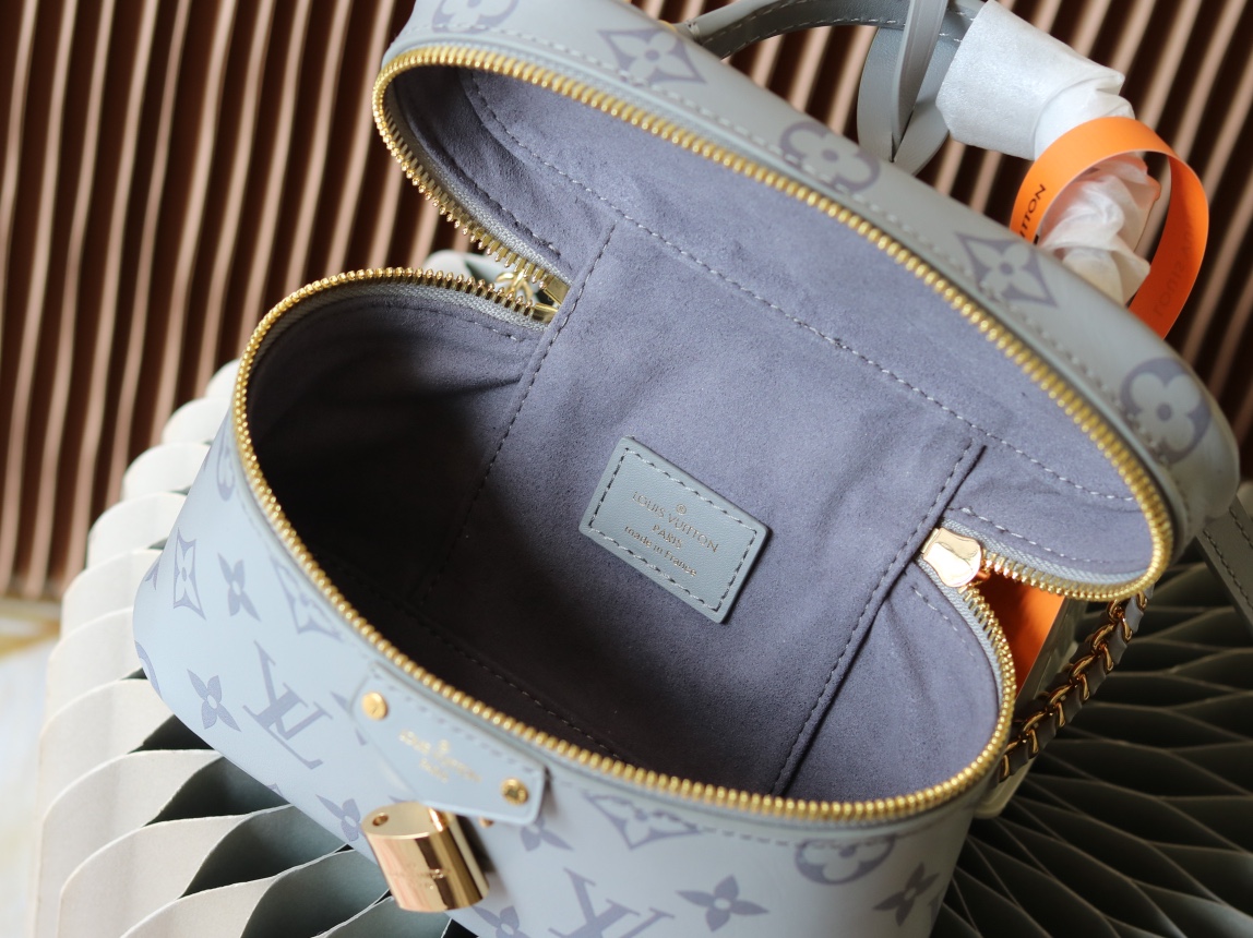 7 Louis Vuitton Exclusive Real Shot: The Vanity Chain Pouch Handbag with Variable Code Chip Version, m12427 Grey (Silkscreen Print) Inspired by the iconic Nice, the Vanity Chain Pouch captures the spirit of travel.