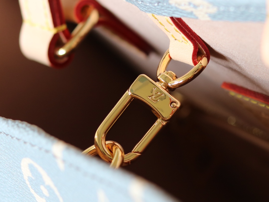 7 Louis Vuitton M12415 is the official version. This OnTheGo MM offers a seasonal reinterpretation of Louis Vuitton's iconic Monogram canvas.