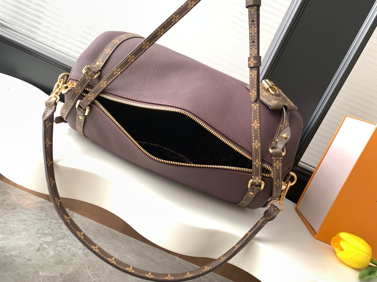 7 Louis Vuitton M26397 Ebony Color. This Express medium-sized handbag is crafted from supple cowhide leather and effortlessly complements various urban styles.