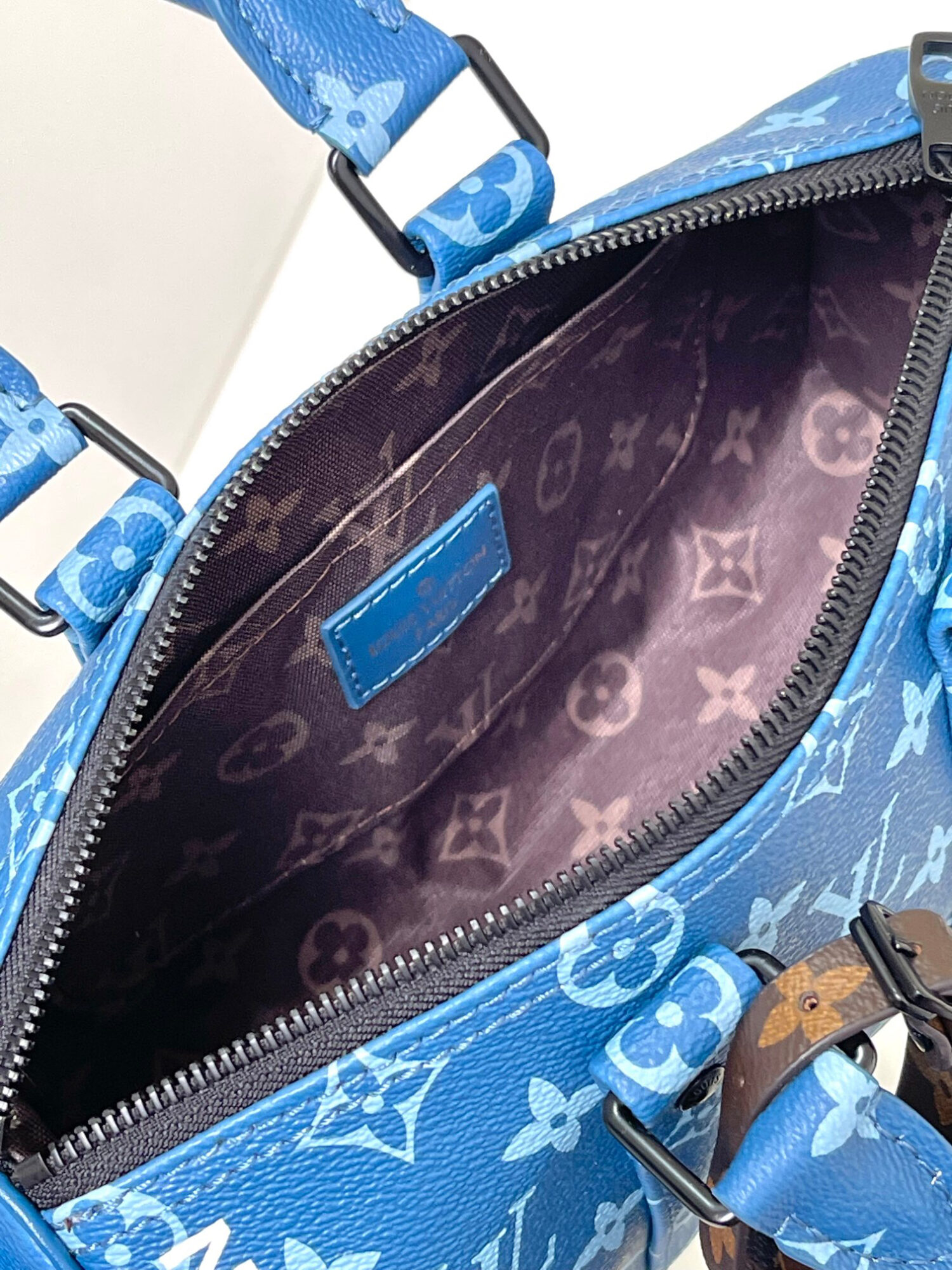 7 Louis Vuitton M46803 Blue Pillow Bag 🦍🦍 This Keepall Bandoulière 25 handbag is made of coated canvas.