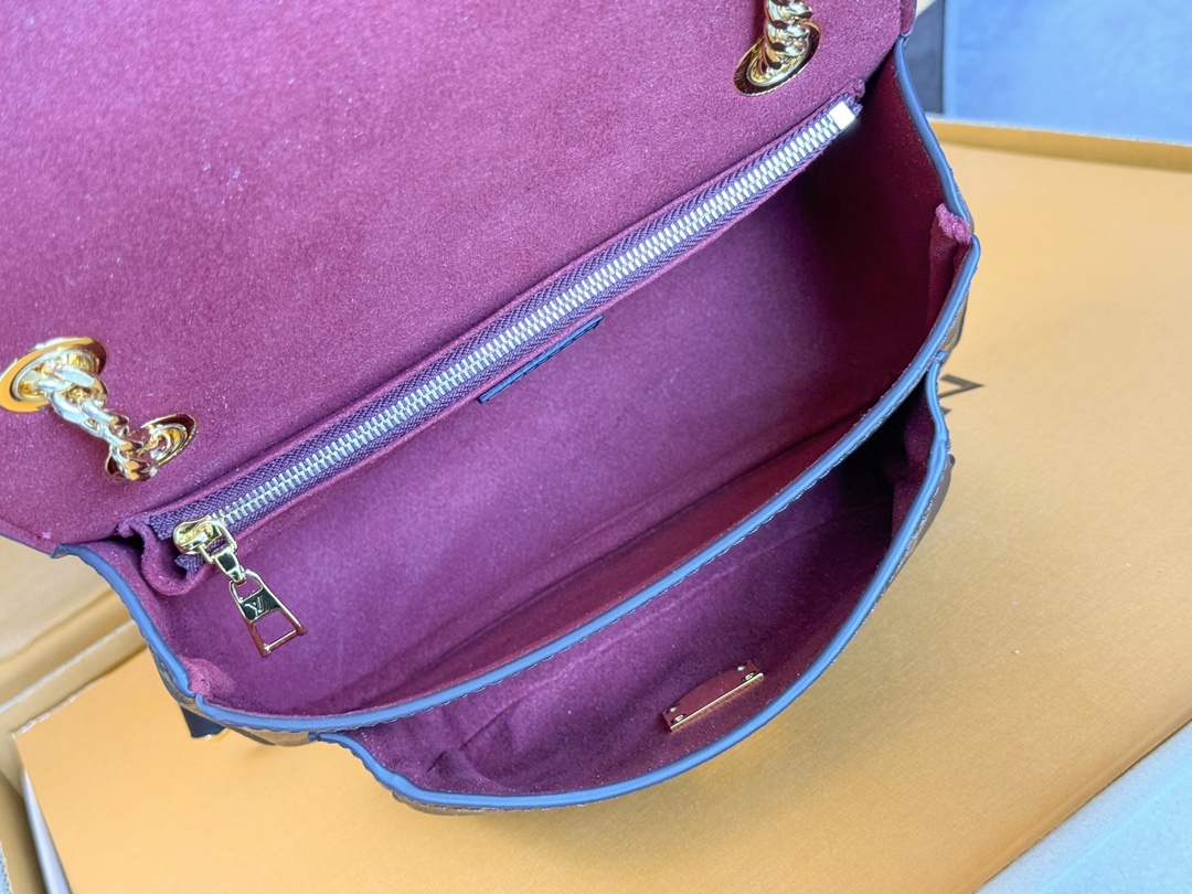 7 Louis Vuitton【NEW CHAIN BAG】Model: M45592 This chain bag features a delicate design crafted from Monogram canvas.