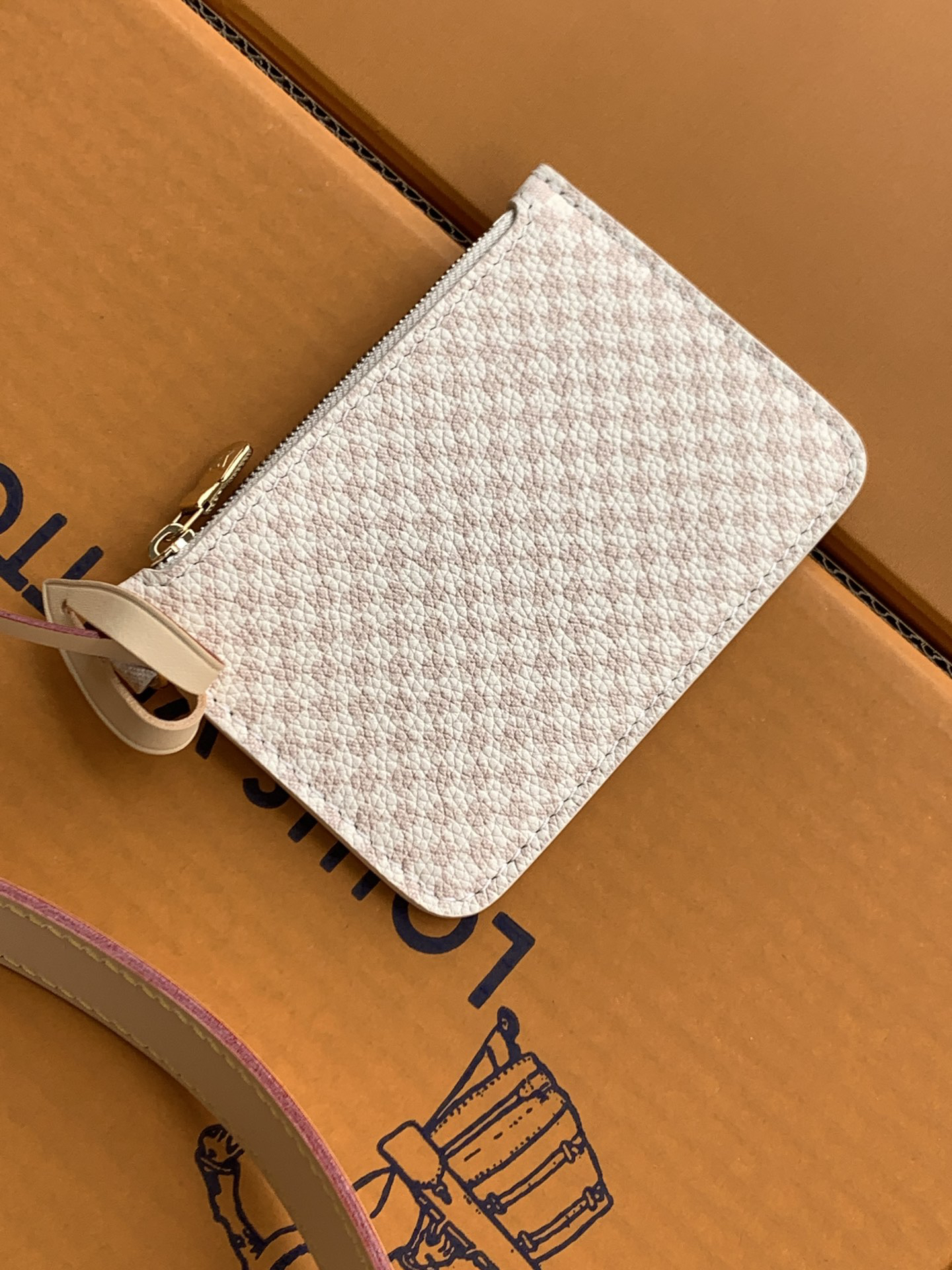 7 Louis Vuitton The M15130 uses Italian Grade A leather, highlighting its quality, hardware, fabric, craftsmanship, edge finishing, and Grade A production.