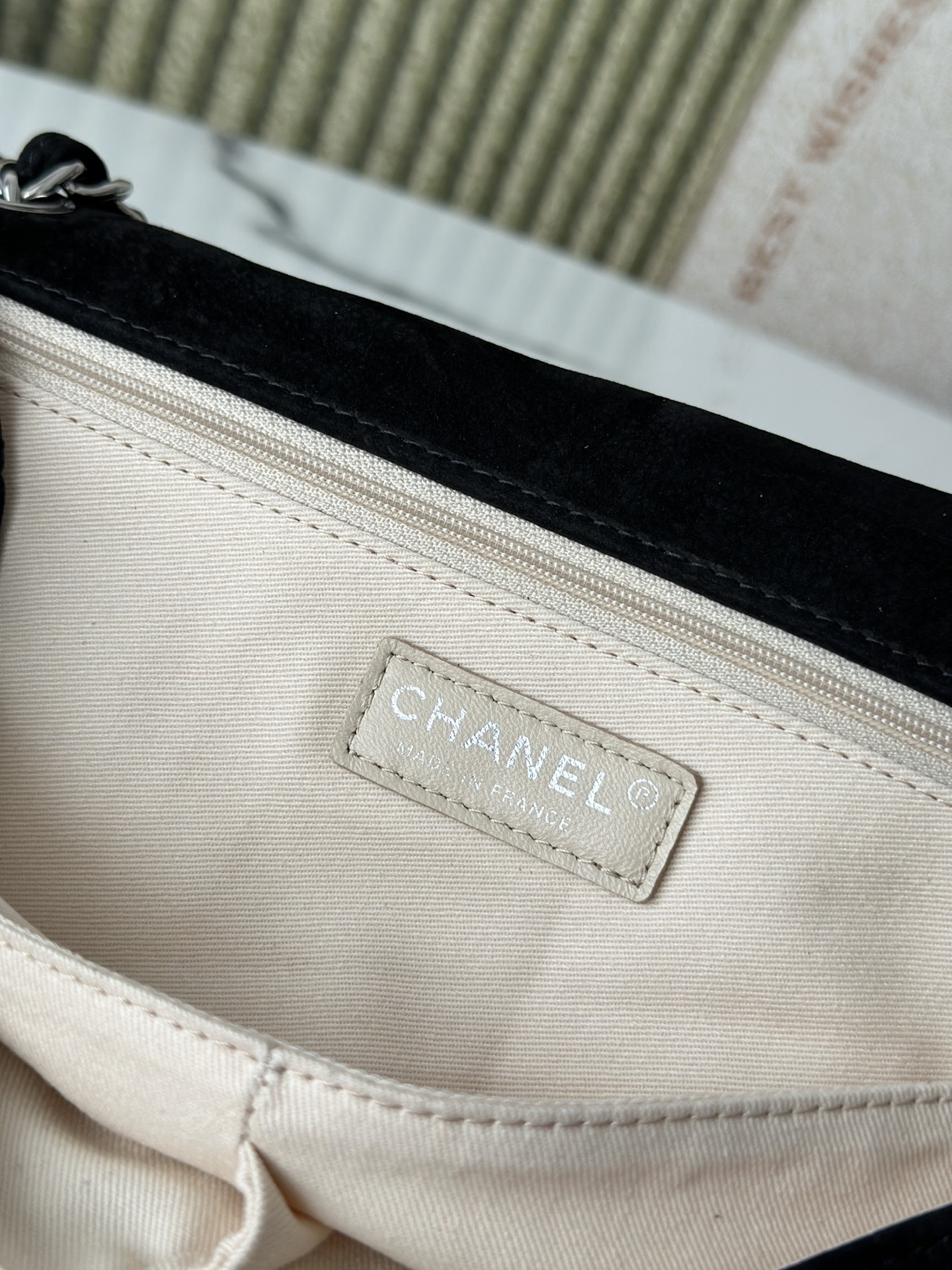 8 Extra-large logo suede double-pocket chain bag with 8 pockets – perfect for airport shopping!