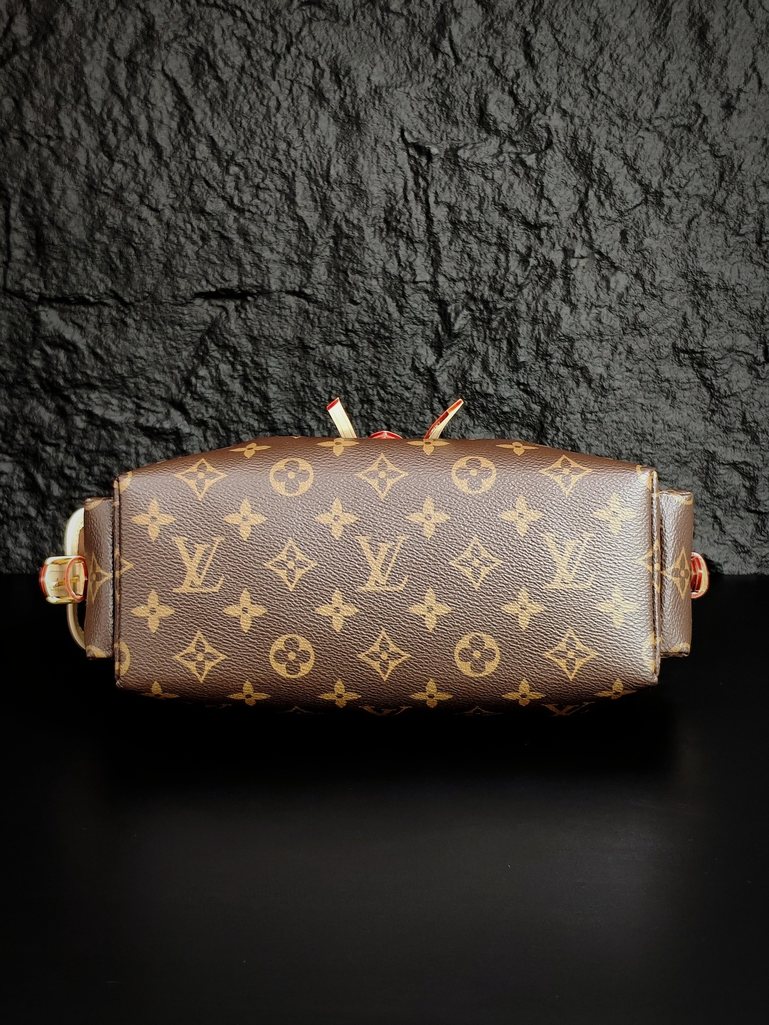 8 Louis Vuitton The M25085 uses Italian Grade A leather, which is a key factor in its quality.