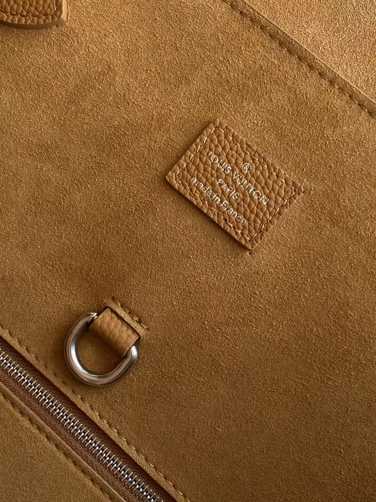8 Louis Vuitton This Sapphire 30 handbag is a modern interpretation of the timeless Sapphire handbag, crafted from Brønsted cowhide leather.