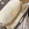 8 Louis Vuitton This monogrammed, single-shoulder/crossbody bag is so simple 😍 The more you look at it, the better it looks. The capacity is surprisingly generous.