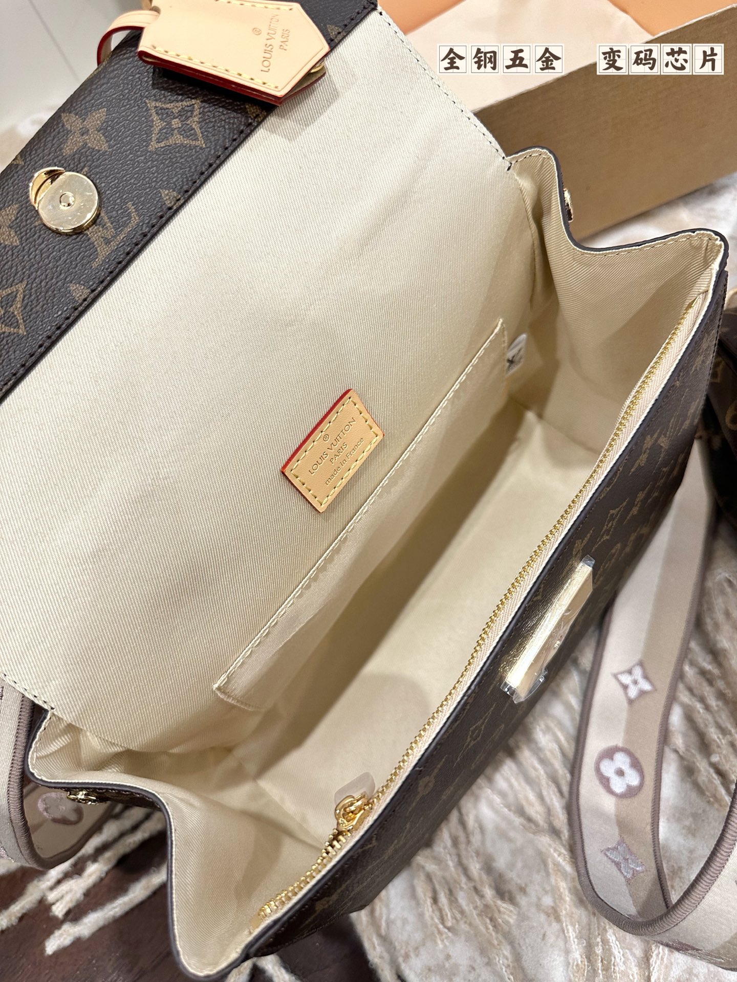 8 Louis Vuitton This monogrammed, single-shoulder/crossbody bag is so simple 😍 The more you look at it, the better it looks. The capacity is surprisingly generous.