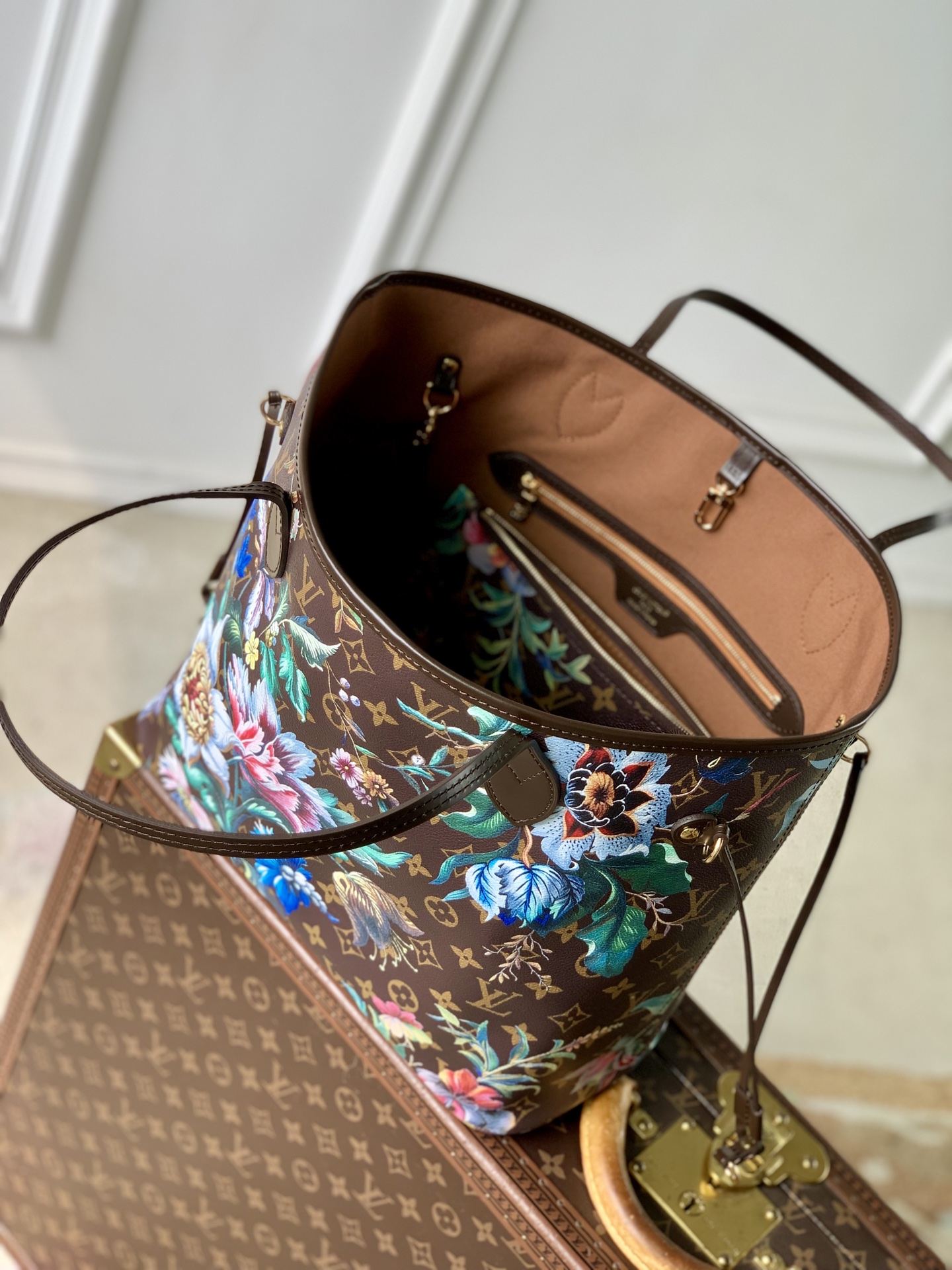 8 Louis Vuitton M28918 This Neverfull medium handbag is from the Monogram Eden collection.