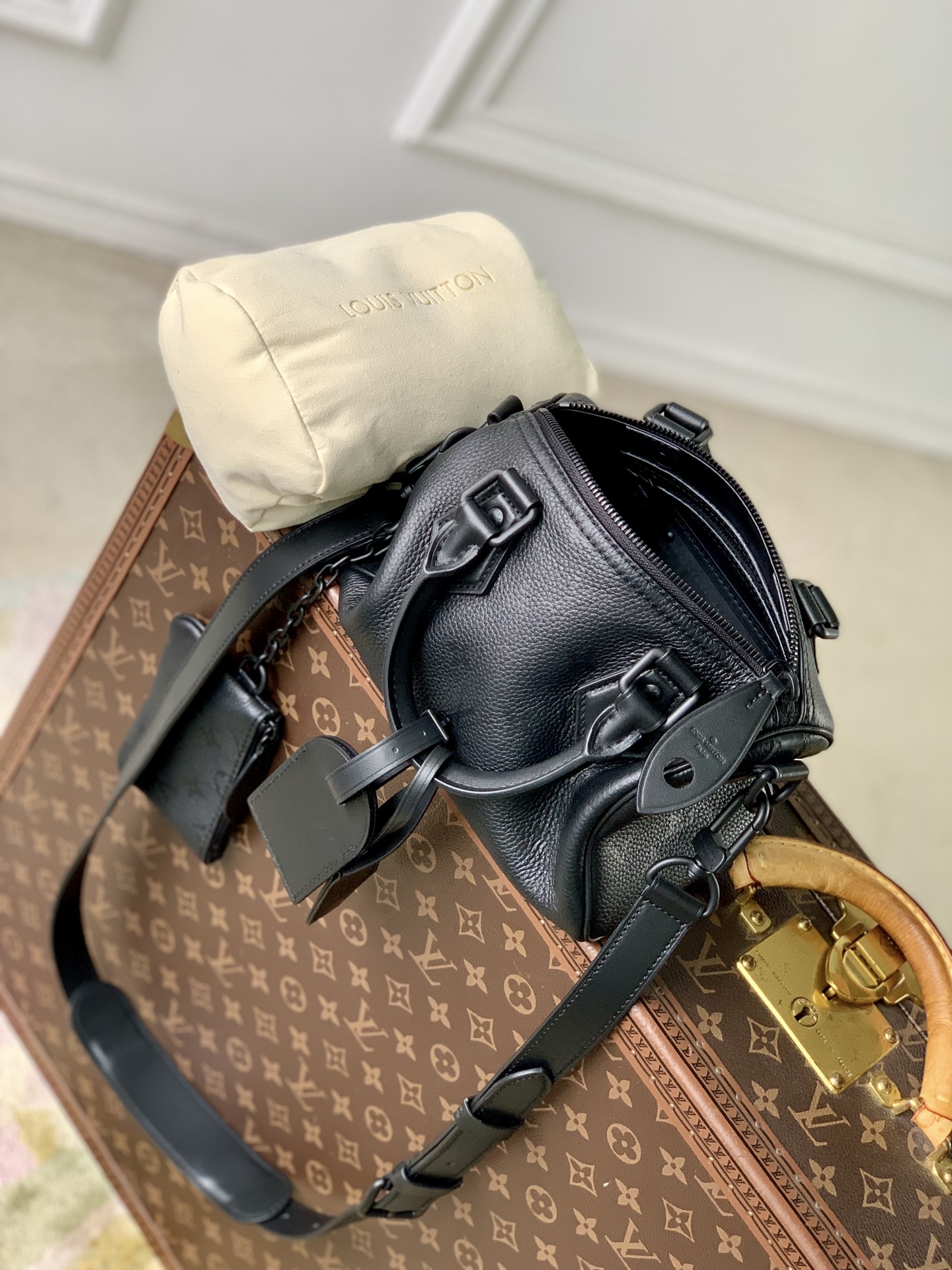 8 Louis Vuitton The M23807 black Speedy P9 Bandoulière 20 handbag is crafted from glossy calfskin leather.