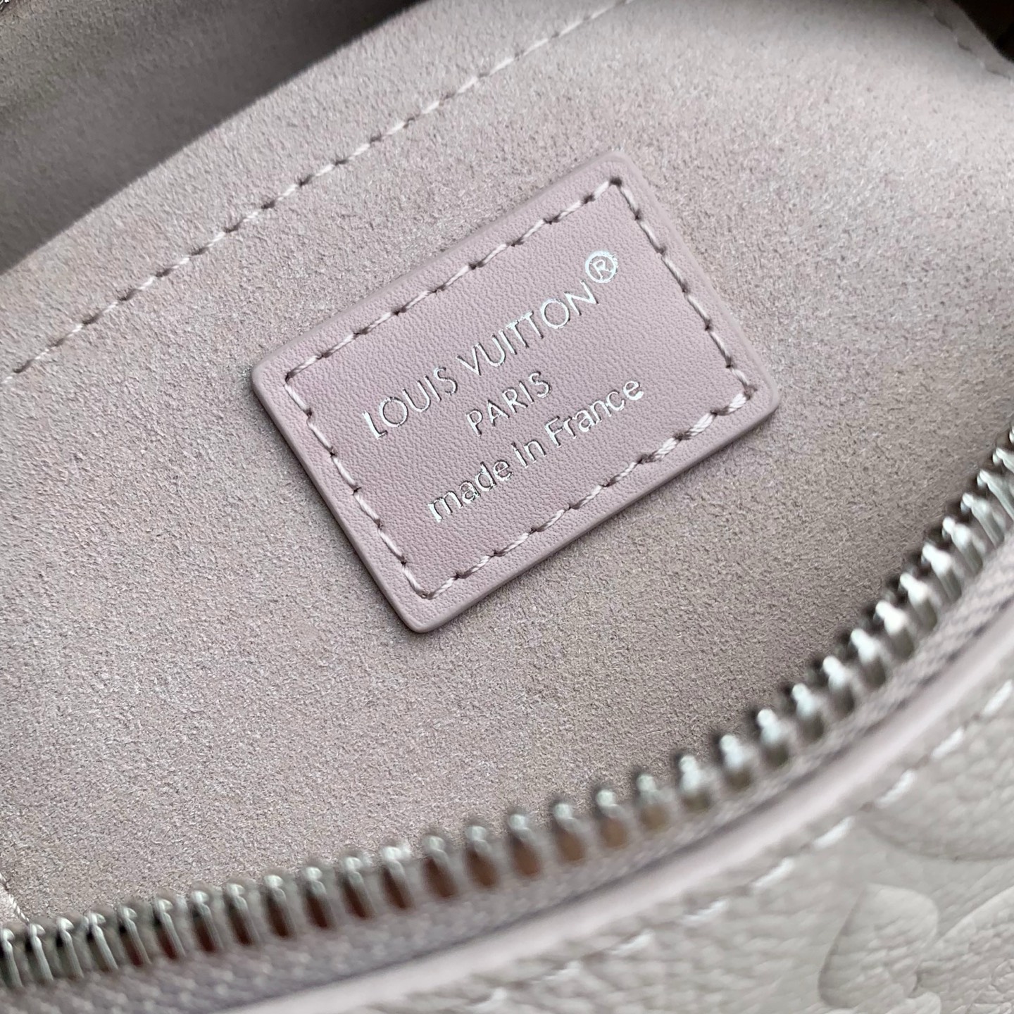 8 Louis Vuitton The M28343 Speedy 20 is reinterpreted this season, featuring a versatile and sophisticated Brume grey color.