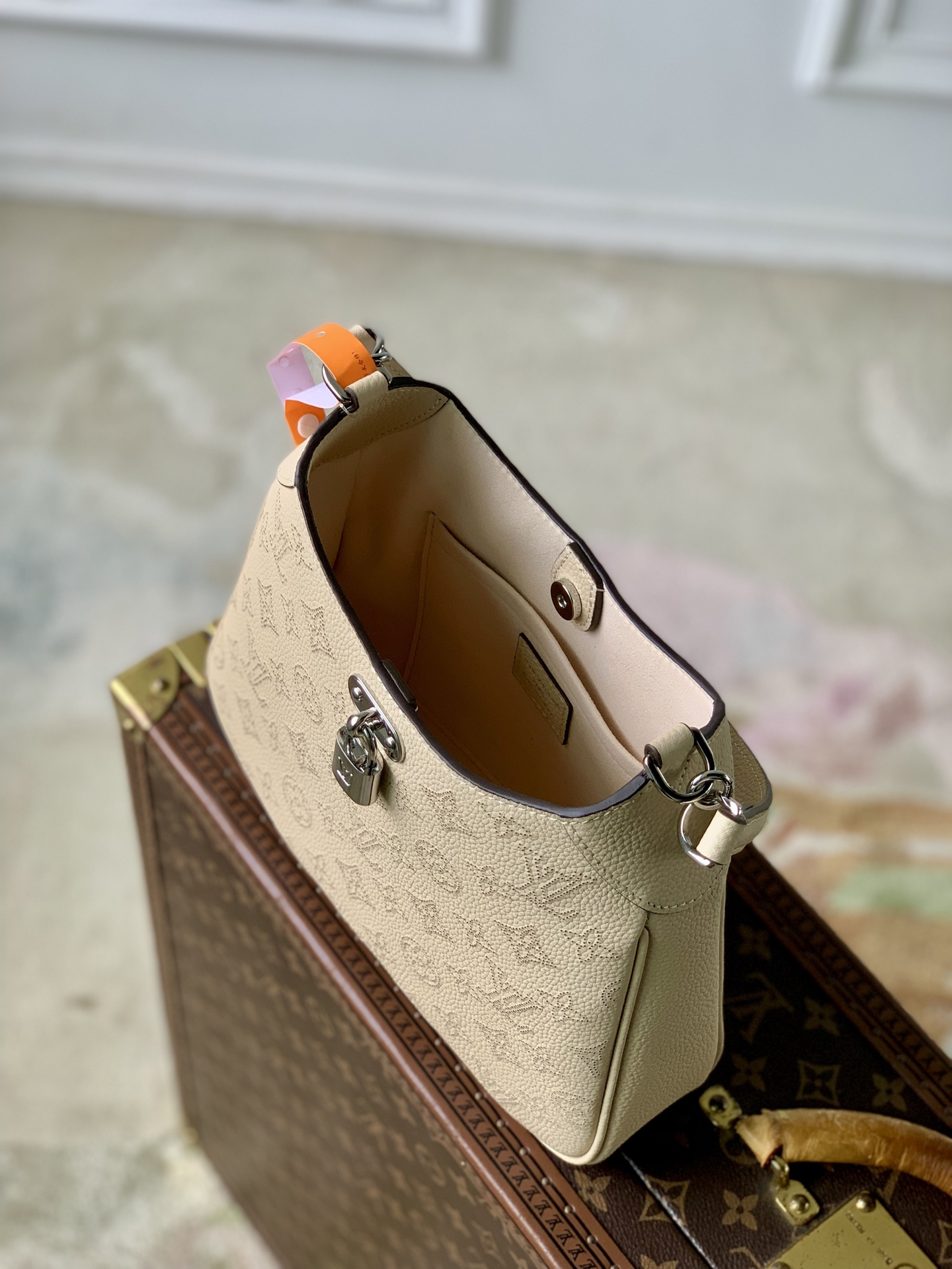 8 Louis Vuitton M27459 Off-white All Around small handbag from the Mahina series.