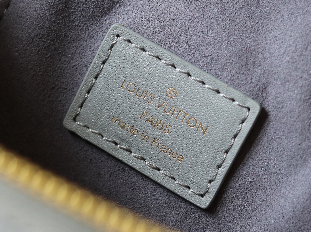 8 Louis Vuitton Exclusive Real Shot: The Vanity Chain Pouch Handbag with Variable Code Chip Version, m12427 Grey (Silkscreen Print) Inspired by the iconic Nice, the Vanity Chain Pouch captures the spirit of travel.