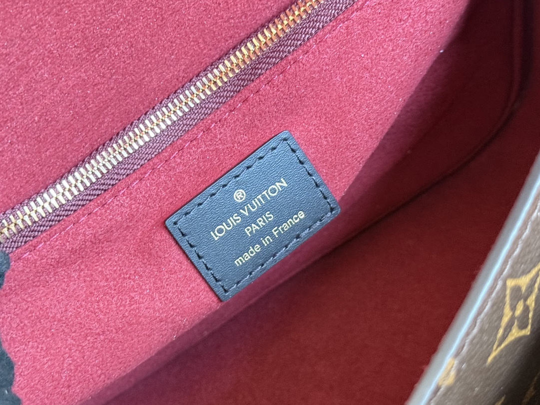 8 Louis Vuitton【NEW CHAIN BAG】Model: M45592 This chain bag features a delicate design crafted from Monogram canvas.