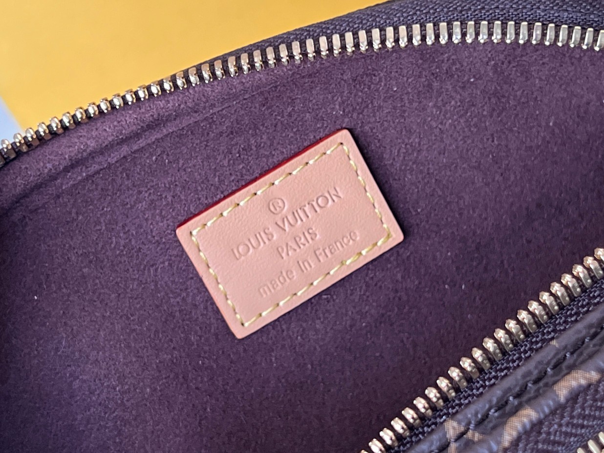 8 Louis Vuitton【Mini Bumbag】M82335 Monogram Canvas This Mini Bumbag is from the LV Gradient series.