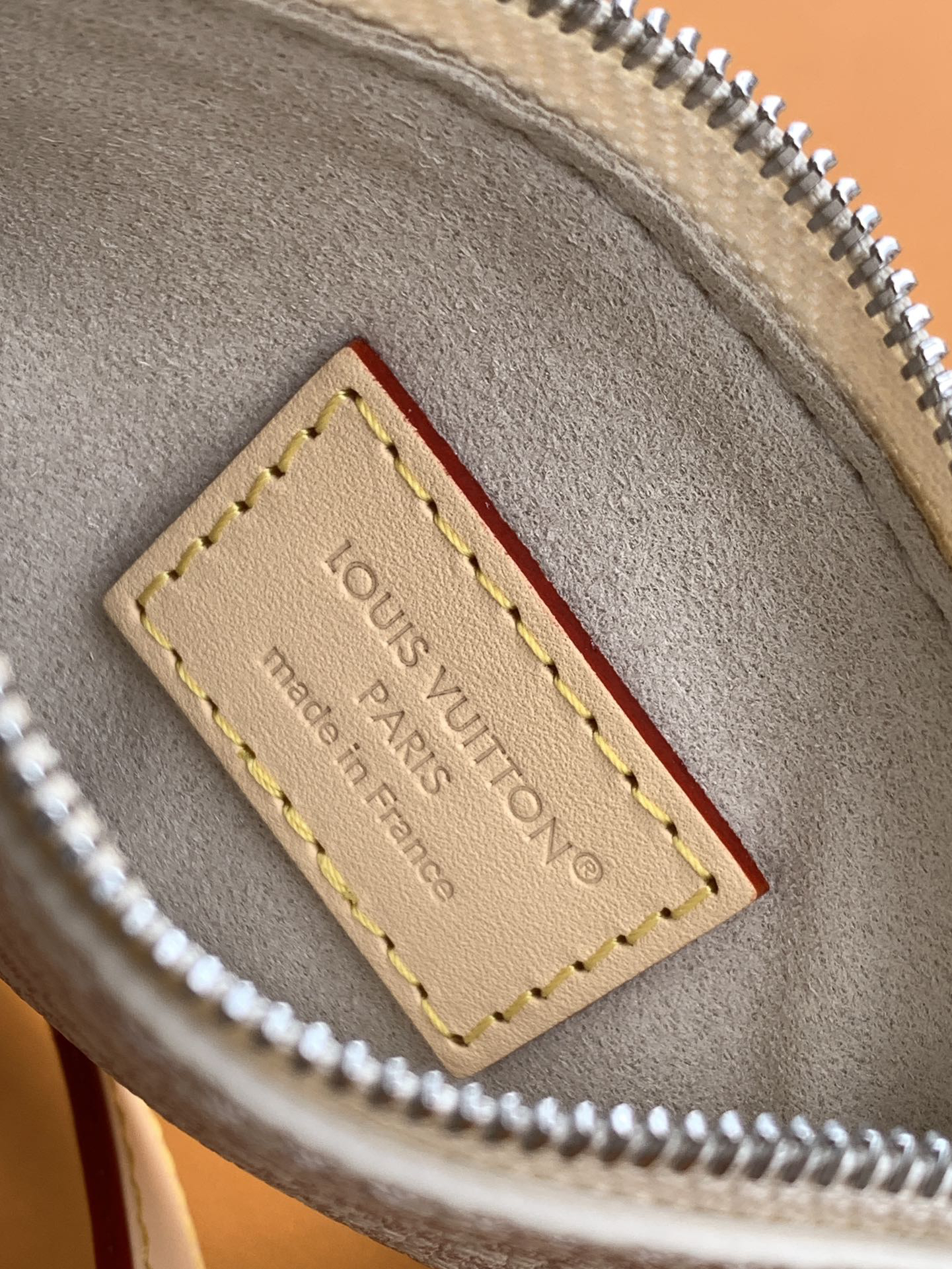 8 Louis Vuitton The M15130 uses Italian Grade A leather, highlighting its quality, hardware, fabric, craftsmanship, edge finishing, and Grade A production.